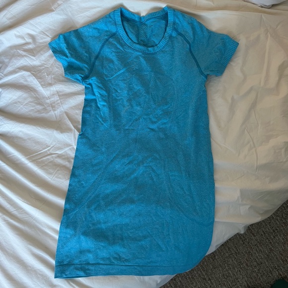 Lululemon T-shirt - Picture 2 of 3